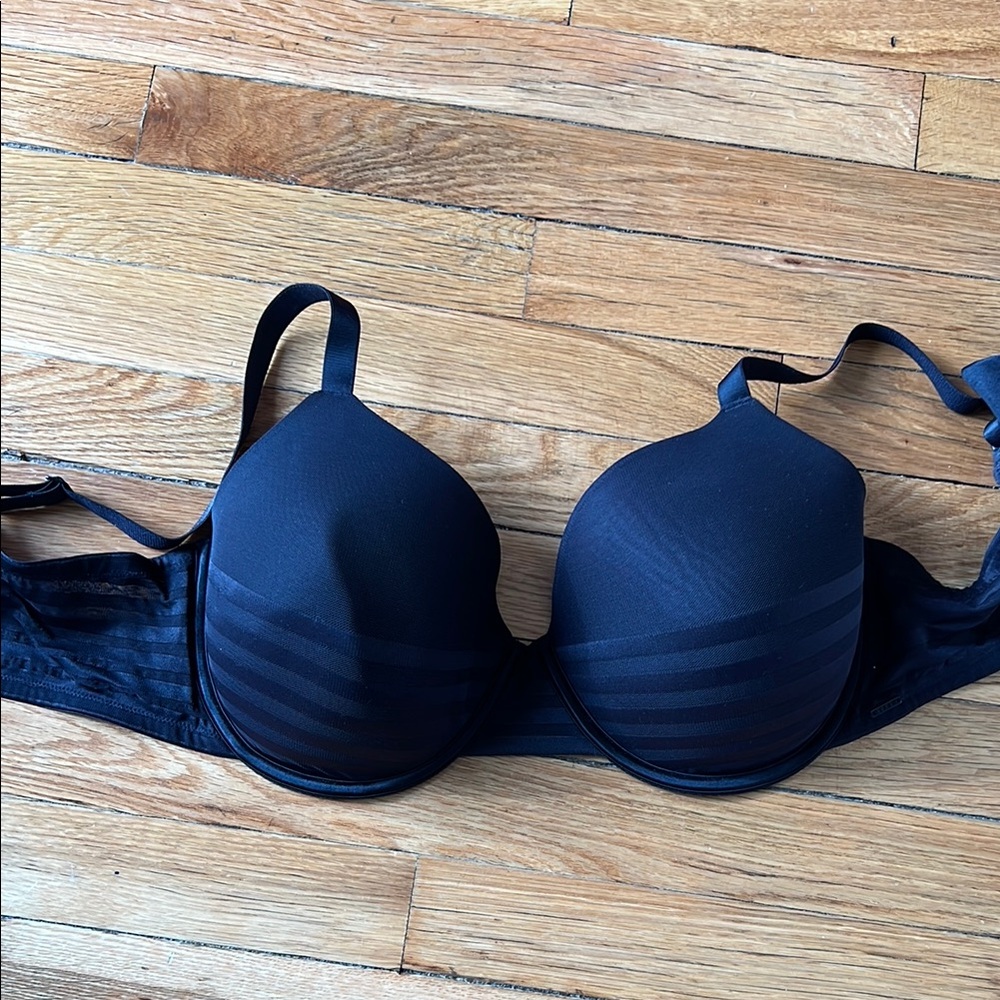 Great condition DKNY black underwire molded bra, style DK4502, size 40DD